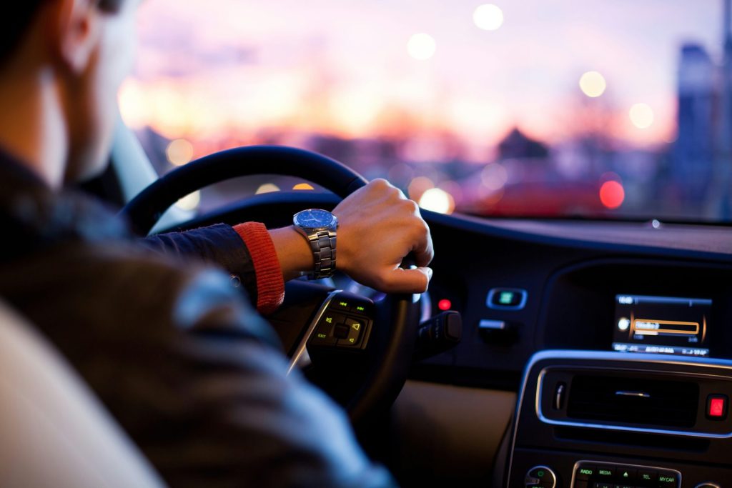 Hombre conduciendo coche de lujo