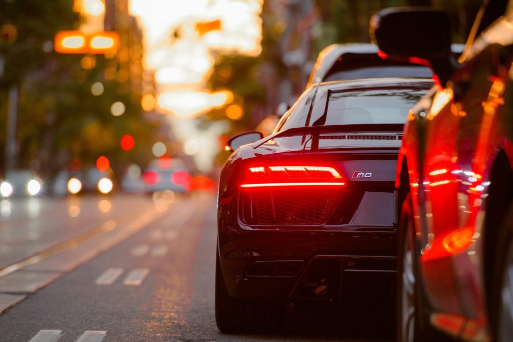 Coche deportivo negro por la carretera