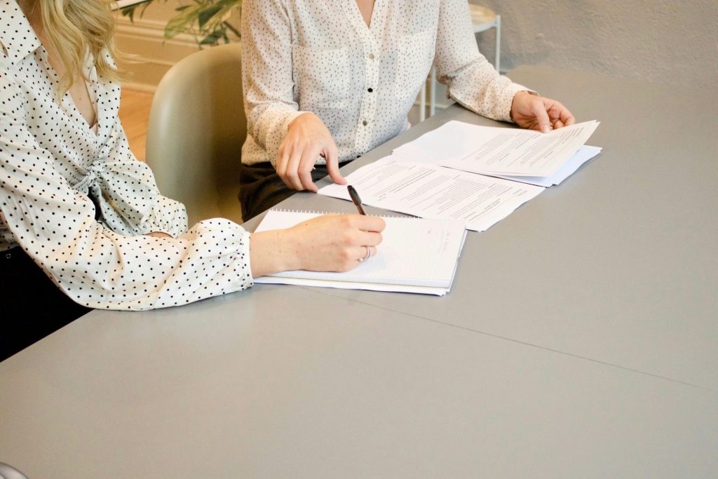 Mujeres firmando documentos